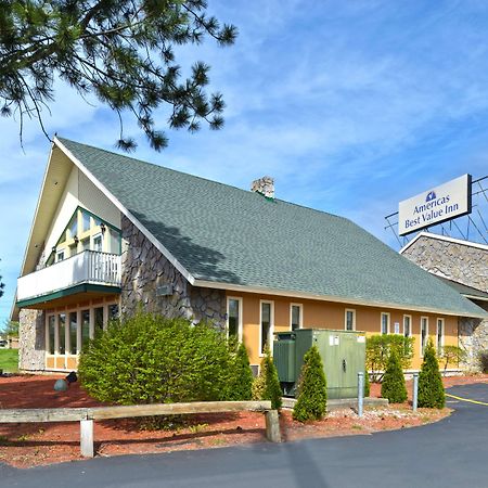 アメリカズ ベスト バリュー イン プラッツバーグ エクステリア 写真